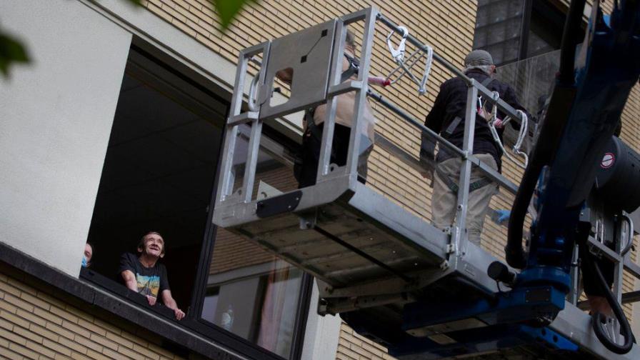 Uplifting idea: Cranes reunite families in corona crisis