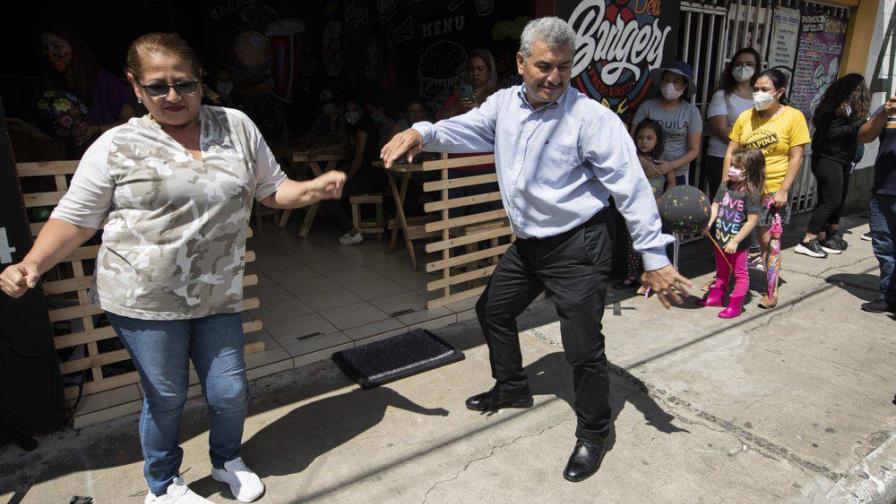 Bailan para combatir la pena y se hacen famosos en Guatemala