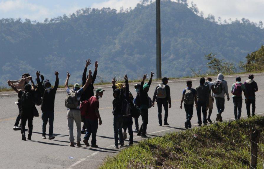 Cientos de hondureños intentan salir del país en caravana para llegar a EE.UU.