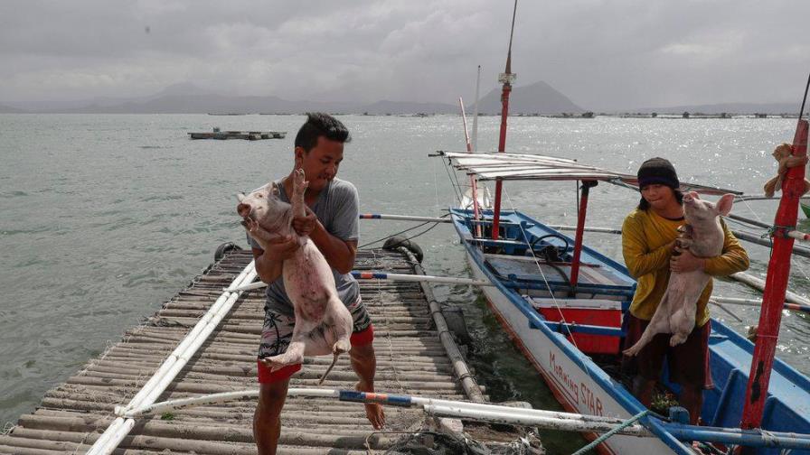 La vida al pie de un volcán en peligro constante de erupción en Filipinas