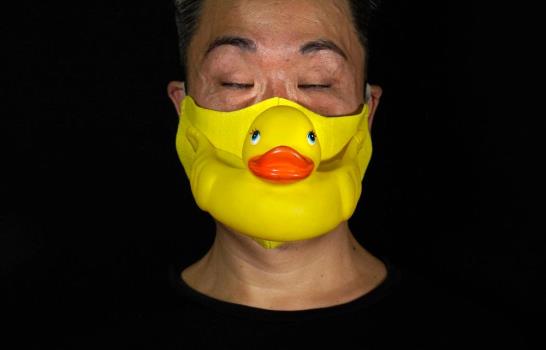 Crea mascarillas inspiradas en la crisis sanitaria y los problemas políticos de Hong Kong