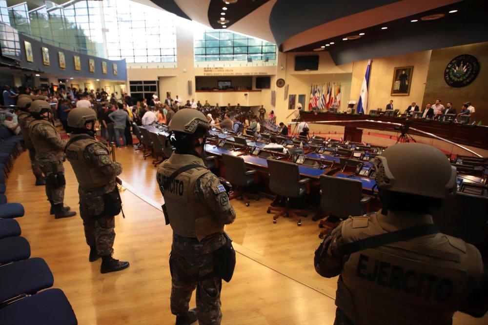Elementos armados de las fuerzas especiales salvadoreñas que seguían órdenes del presidente Nayib Bukele entran al Congreso tras la llegada de legisladores en San Salvador, El Salvador, el domingo 9 de febrero de 2020.