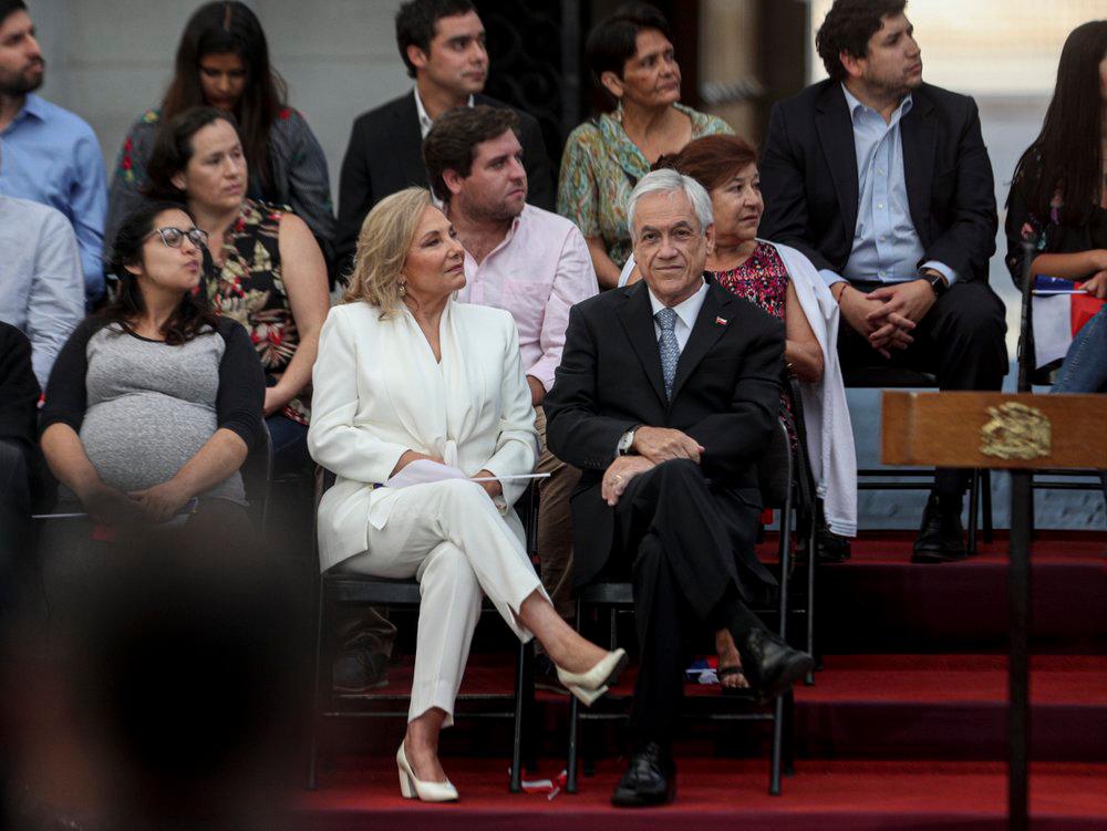 El presidente de Chile, Sebastián Piñera, se sienta con su esposa, la primera dama Cecilia Morel, mientras espera para participar en una ceremonia que marca sus dos años en el cargo, en el Palacio Presidencial de La Moneda, en Santiago, Chile, el miércoles 11 de marzo de 2020.