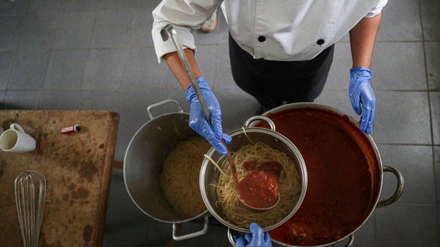 Chilenos combaten hambre en pandemia con ollas populares