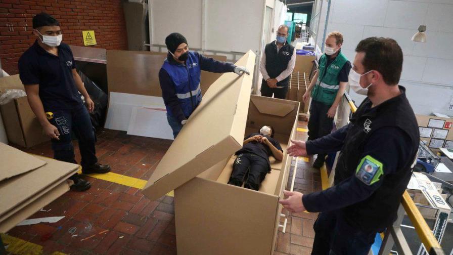 Elaboran cama que puede funcionar como ataúd en Colombia 