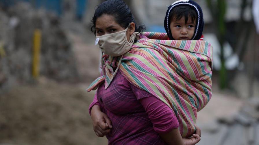 Dilema de peruana: salir a vender o morir de hambre en casa