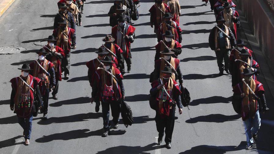 Maestros bolivianos protestan contra la educación virtual