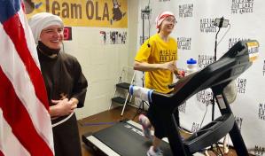 Monja corre maratón en cinta y recauda 130,000 dólares