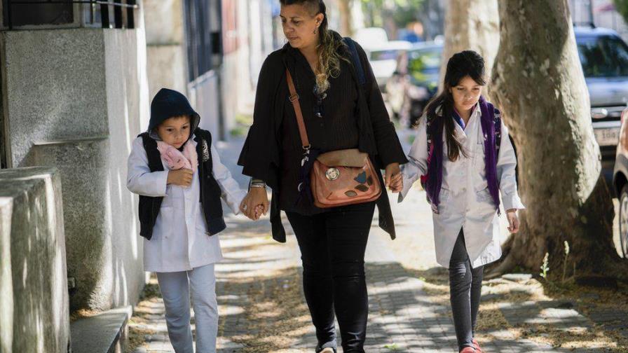 Familias y médicos piden vuelta a clases plena en Uruguay