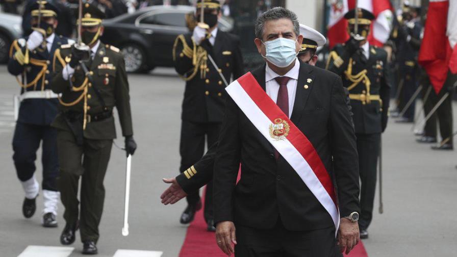 Manuel Merino jura como nuevo presidente de Perú