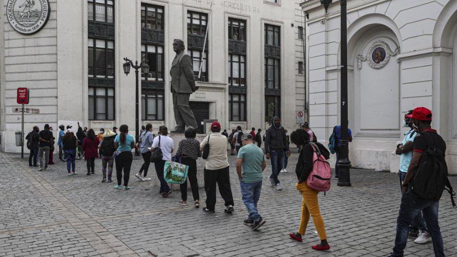 Chilenos retiran ahorros de sus pensiones por segunda vez Chilenos retiran ahorros de sus pensiones por segunda vez