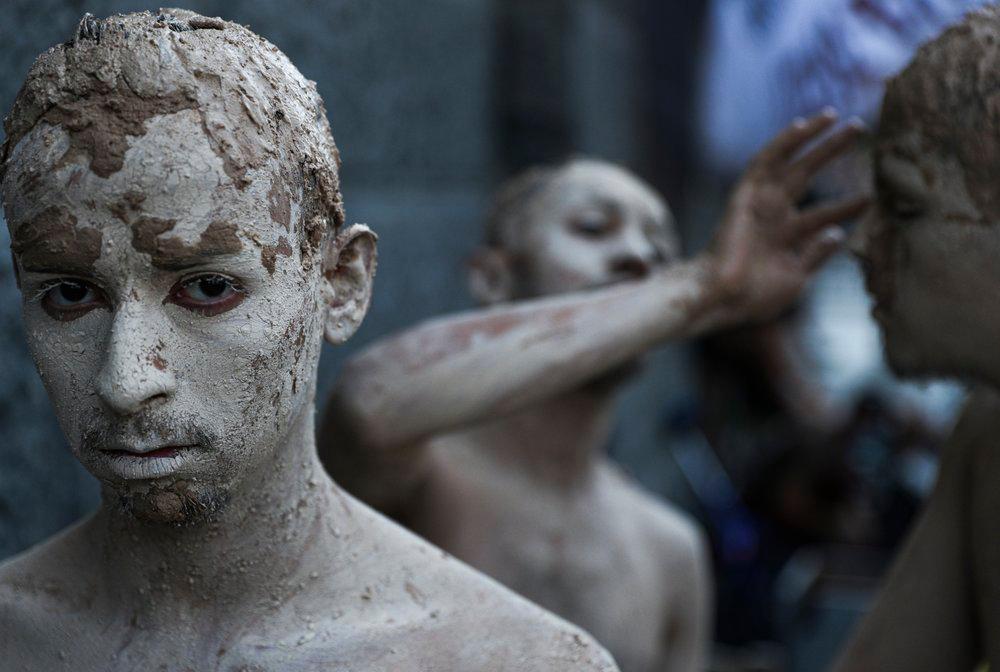 Artistas callejeros se preparan para una presentación en recuerdo del malabarista callejero Francisco Martínez en la Plaza de Armas en el centro de Santiago, Chile, el lunes 8 de febrero de 2021. Martínez fue asesinado a tiros el 6 de febrero por un oficial de policía en la ciudad turística sureña de Panguipulli, desencadenando protestas por presunta violencia policial en Chile. 