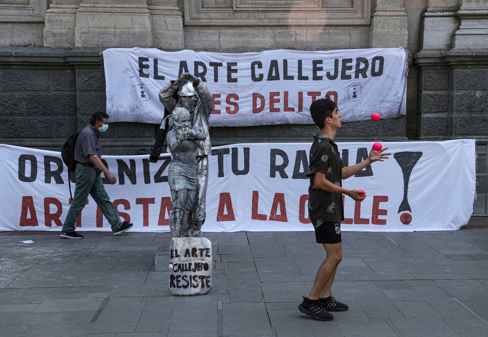 Artistas callejeros forman parte de una presentación en recuerdo del malabarista callejero Francisco Martínez en la Plaza de Armas en el centro de Santiago, Chile, el lunes 8 de febrero de 2021. Martínez fue asesinado a tiros el 6 de febrero por un oficial de policía en la ciudad turística sureña de Panguipulli, desencadenando protestas por presunta violencia policial en Chile. 