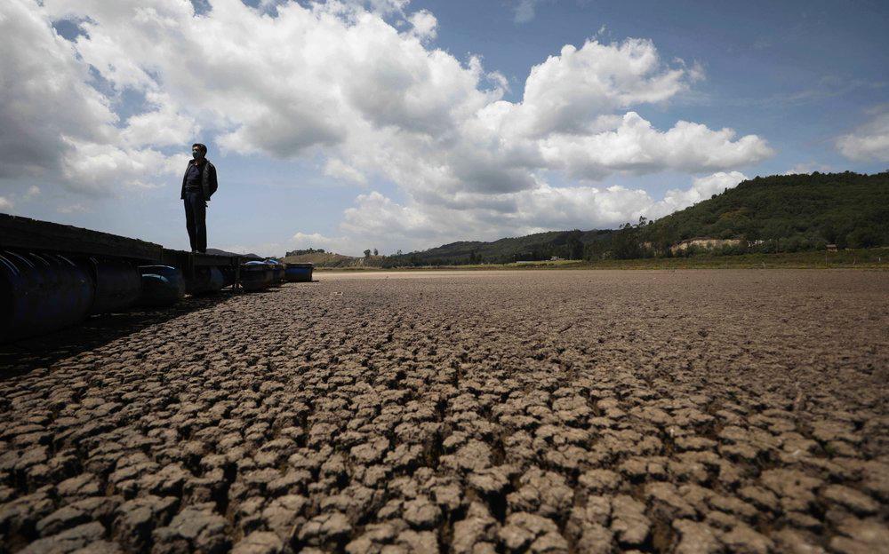 Hernán Sandino habla durante una entrevista mientras se encuentra en un muelle en la laguna de Suesca, en Suesca, Colombia, el miércoles 17 de febrero de 2021. Sandino dijo que la laguna se está secando porque no ha llovido mucho en la zona durante al menos 10 años. 