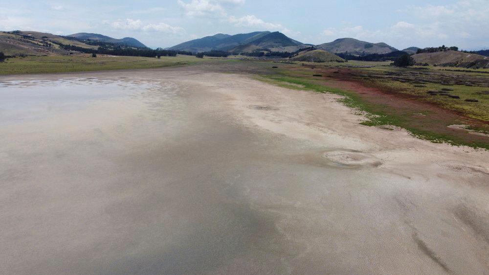 La laguna de Suesca se observa desde lo alto, en Suesca, Colombia, el miércoles 17 de febrero de 2021. La laguna, que depende de las precipitaciones, ha sufrido una severa deforestación y erosión, que junto con el impacto adicional del cambio climático ha provocado una reducción significativa de su nivel de agua. 