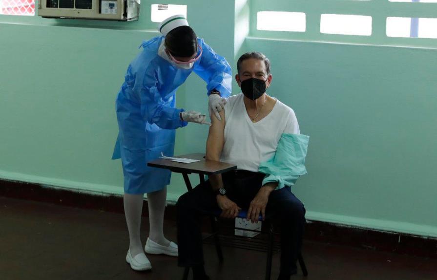 Presidente panameño se vacuna tras un “duro” año de pandemia