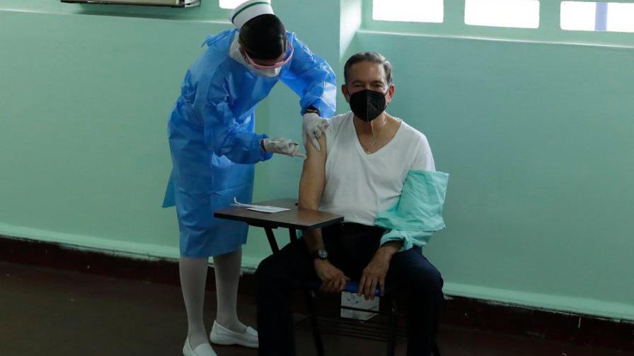 Presidente panameño se vacuna tras un “duro” año de pandemia