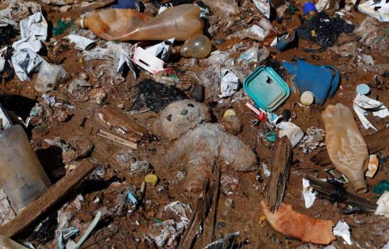 Parte de un lago en Bolivia esta cubierto con basura