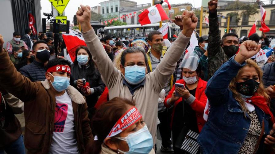Castillo aventaja a Fujimori, que denuncia “indicios de fraude” en balotaje en Perú Castillo aventaja a Fujimori, que denuncia “indicios de fraude” en balotaje en Perú