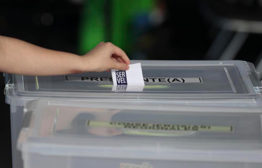 Los centros de votación abren para cruciales comicios presidenciales en Chile