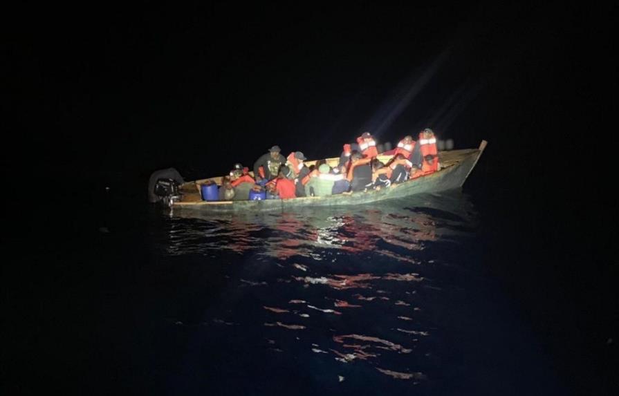Guardia Costera de Puerto Rico repatría a 66 migrantes a la República Dominicana