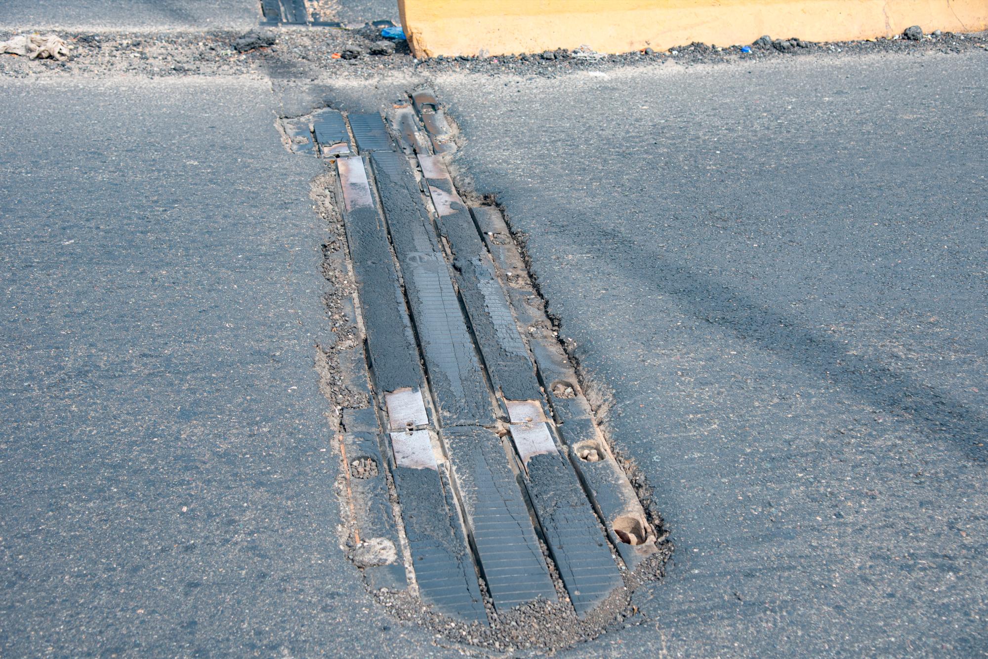 La junta de expansión del carril Oeste Este del puente Juan Bosch.