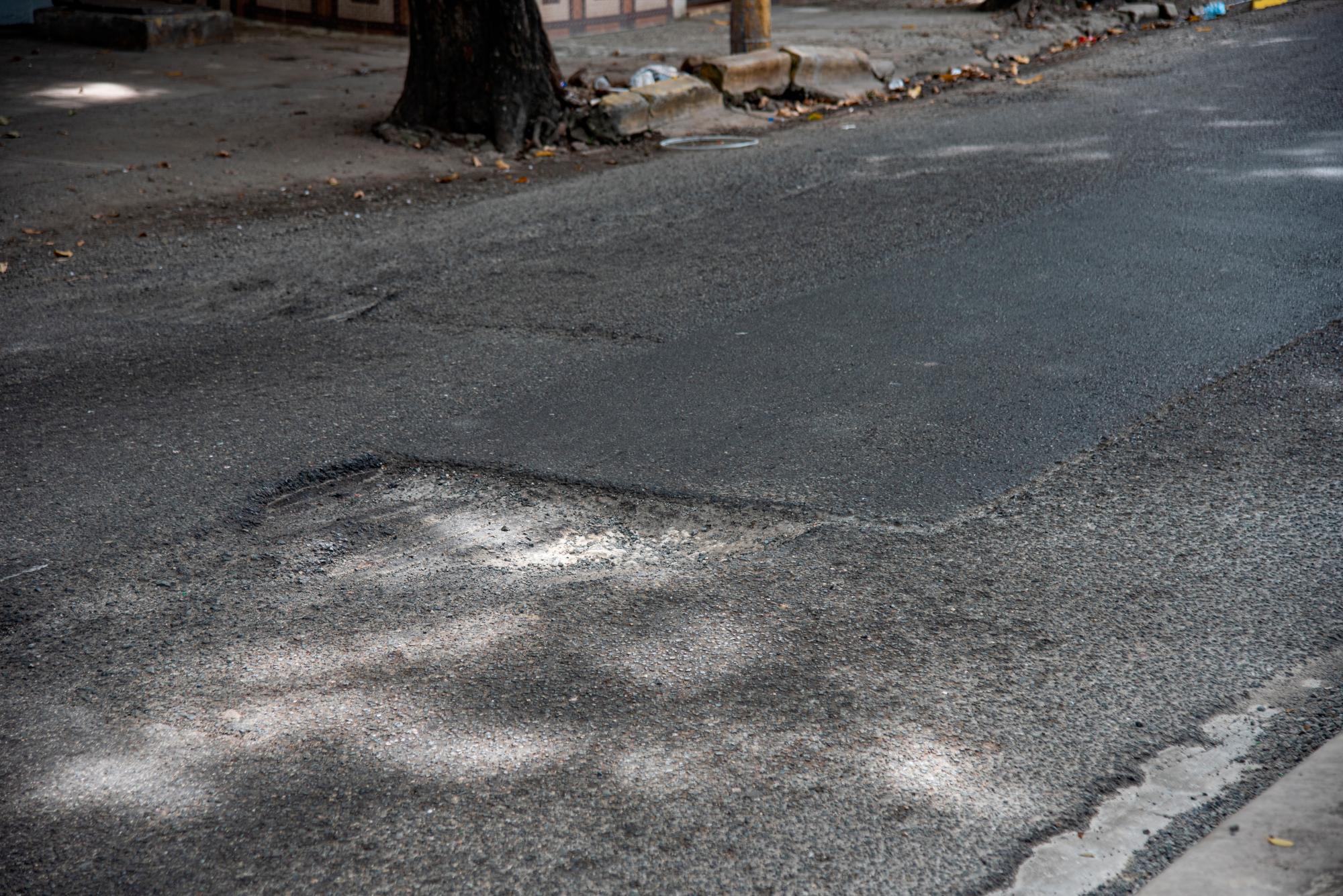 En la calle Leopoldo Navarro, los hoyos también afectan el tránsito.