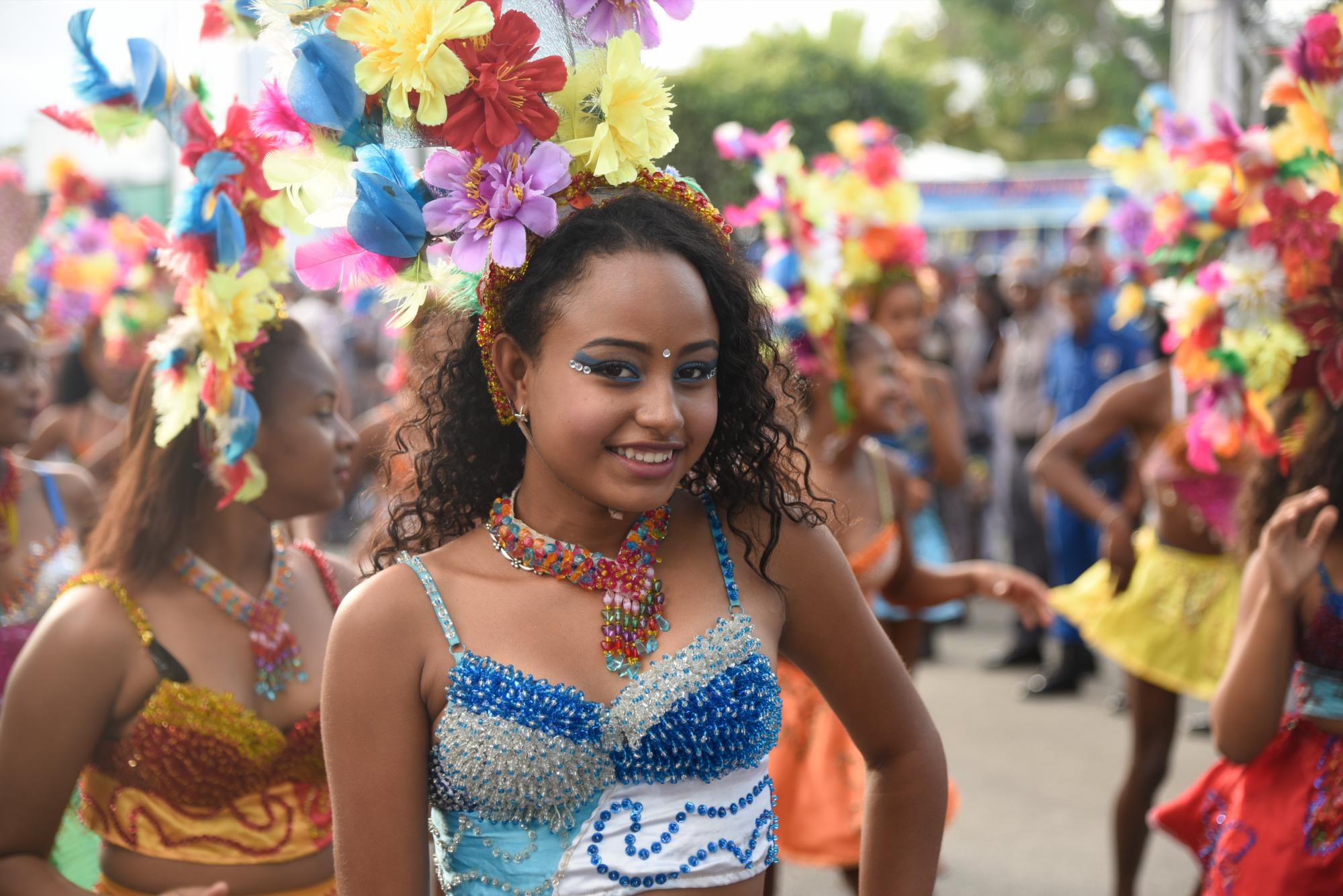 Una hermosa joven y parte de las comparsas del carnaval de Santo Domingo Norte. Domingo 10 de marzo de 2019.