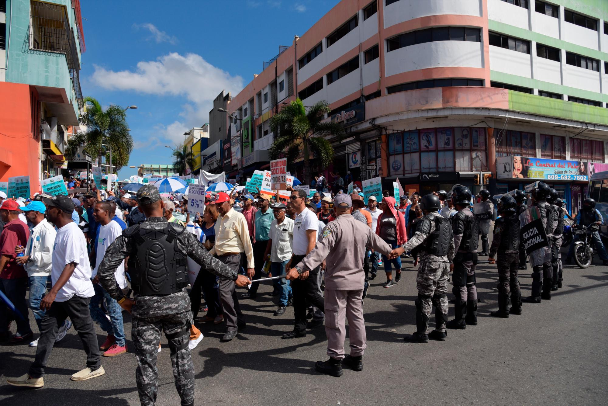 Trabajadores marcharon el 10 de abril de 2019, desde Villa Francisca hasta el Palacio Nacional para exigir al gobierno el retiro de anteproyecto legal que elimina la cesantía.