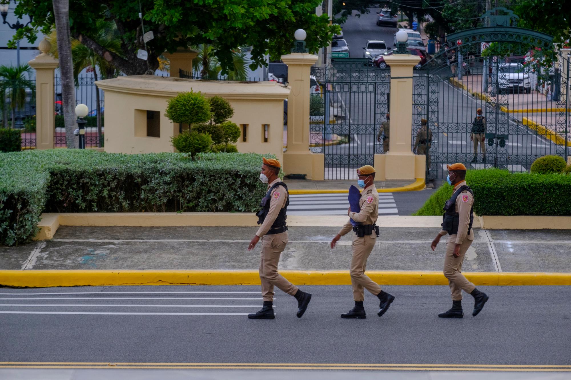 Una vez doblada la bandera, los tres soldados se forman en línea recta nueva vez y se ponen en marcha hacia el interior del Palacio Nacional