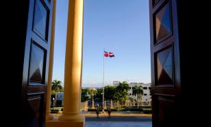 Arriado de la bandera tricolor en el Palacio Nacional