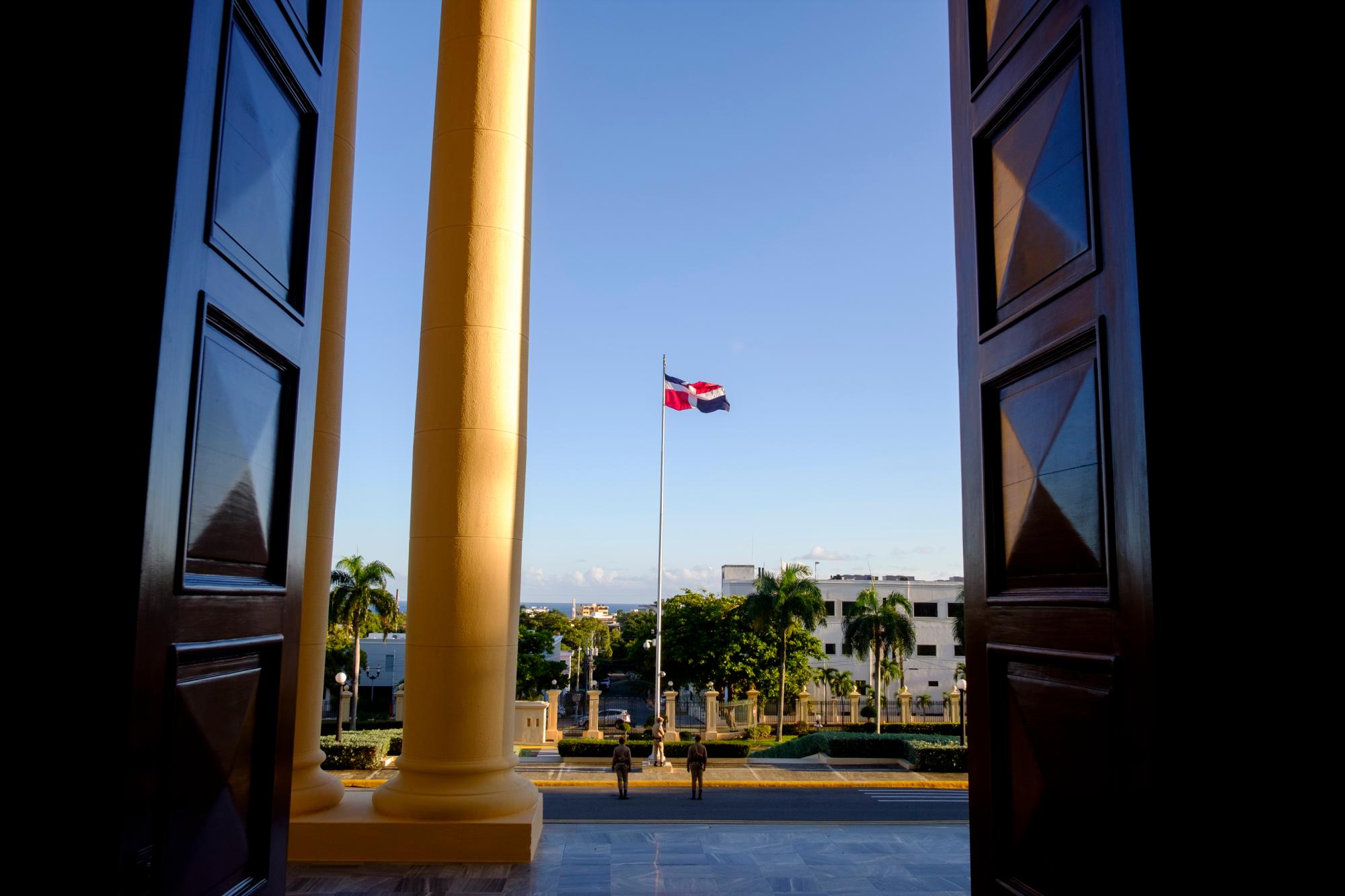 Arriado de la bandera tricolor en el Palacio Nacional