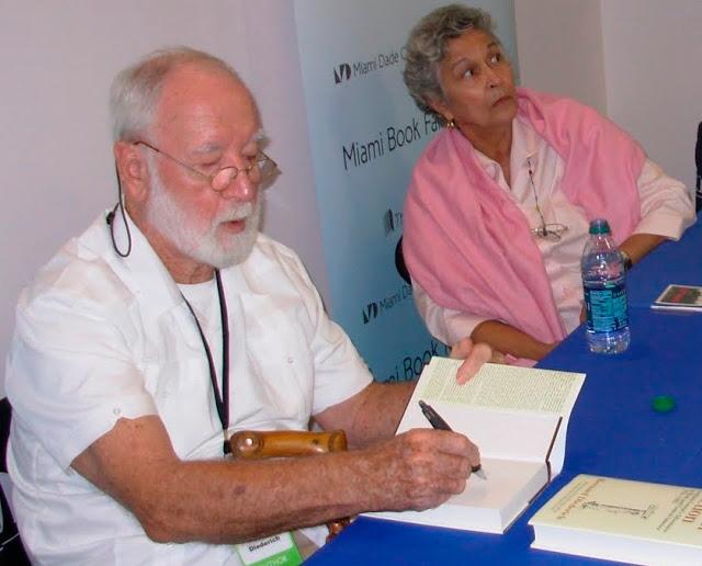 Junto a su esposa Ginette en el lanzamiento de un libro en Miami.