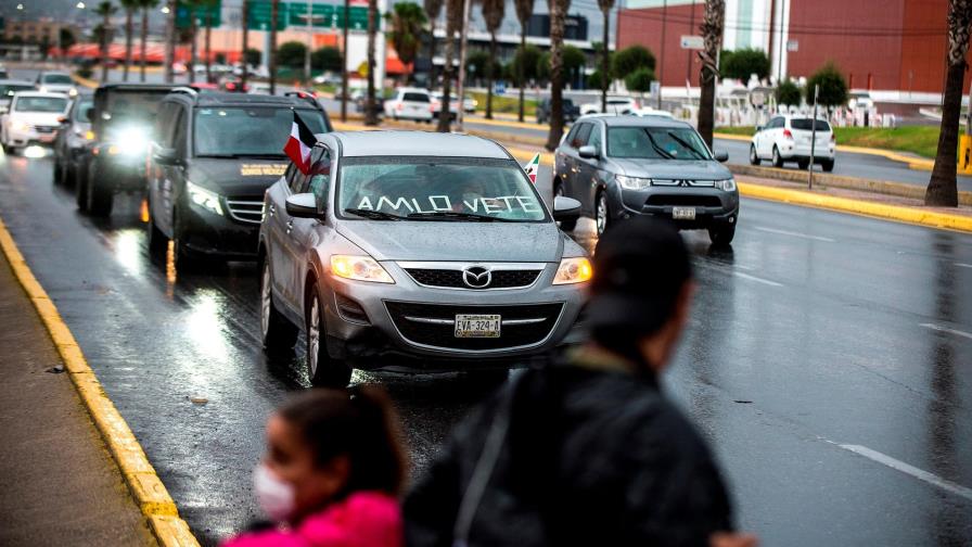 Cientos protestan en automóviles contra presidente mexicano López Obrador Cientos protestan en automóviles contra presidente mexicano López Obrador