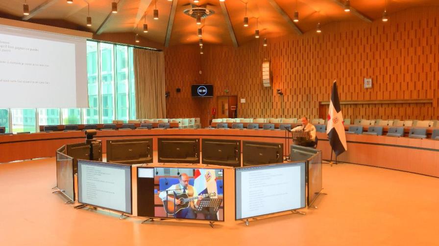 José Antonio Rodríguez cierra sesión de Unesco interpretando Cuando todo termine