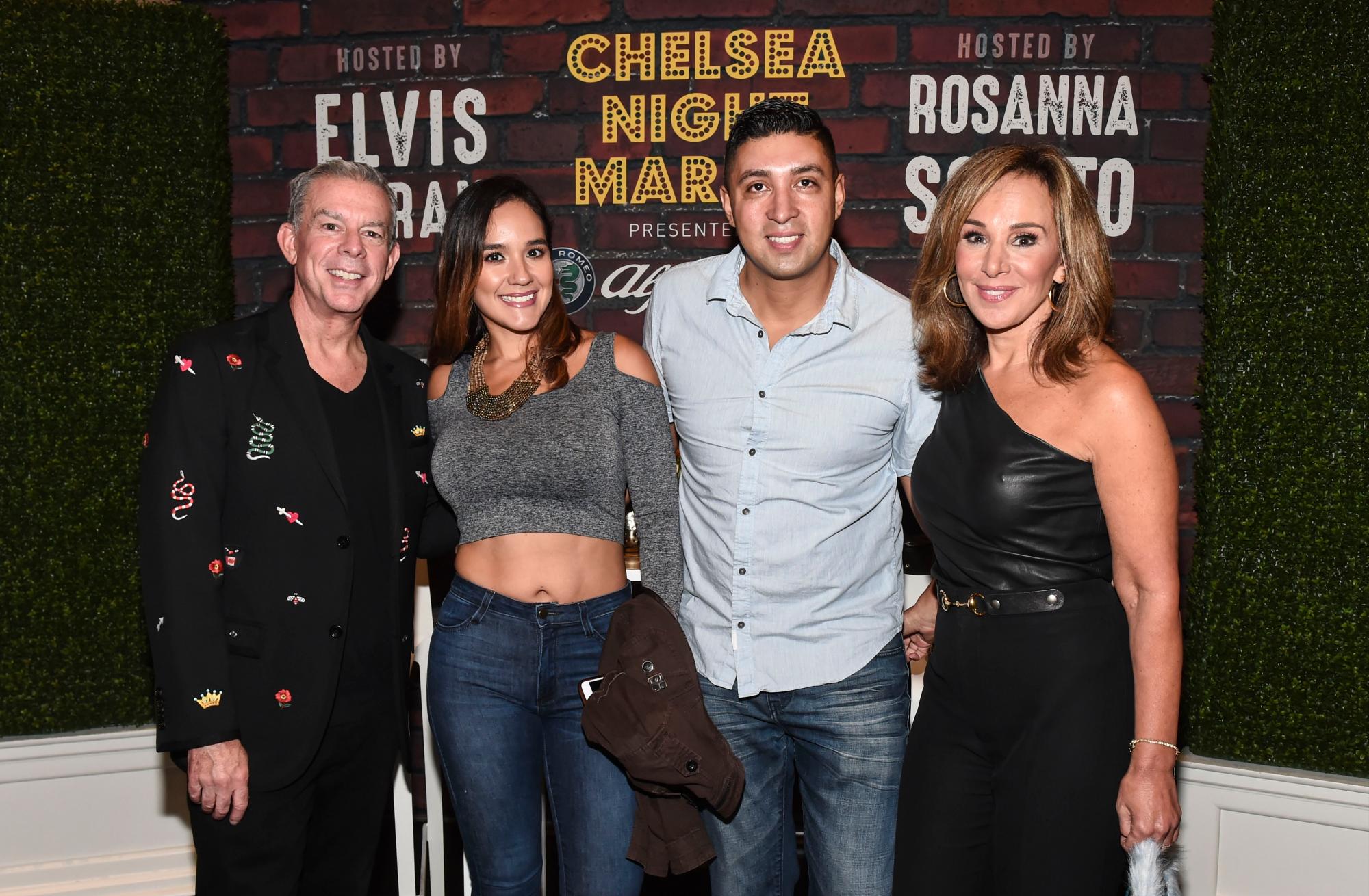 Elvis Duran y Rosanna Scotto posan con los fanáticos durante el Festival Nocturno de Nueva York. 