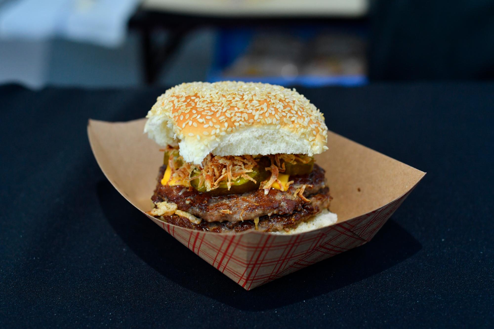 La hamburguesa ganadora del Premio People’s Choice ‘The Double Smash’ por Clinton Hall. 