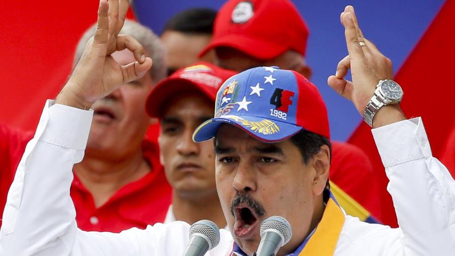 Venezuela: Maduro se burla de Pence por mosca en su cabeza