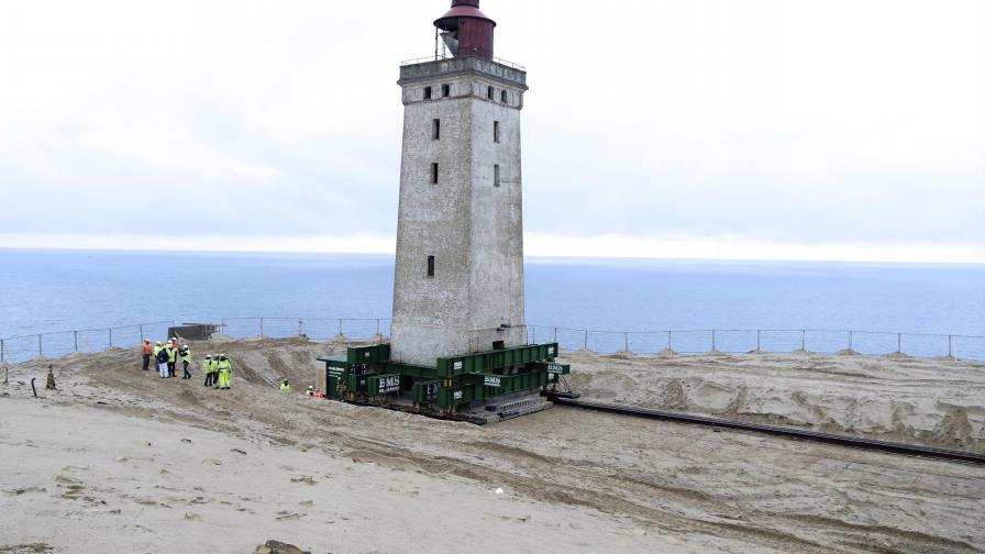 Dinamarca: Mudan faro tierra adentro por erosión
