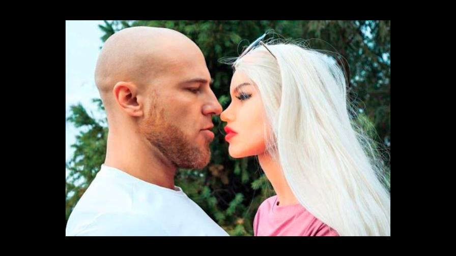 Hombre que se casó con una muñeca sexual ahora dice estar enamorado de un cenicero