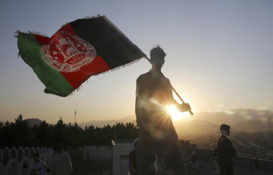 Pompeo llama a líder Talibán en pleno escándalo sobre Rusia