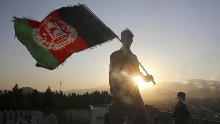 Pompeo llama a líder Talibán en pleno escándalo sobre Rusia