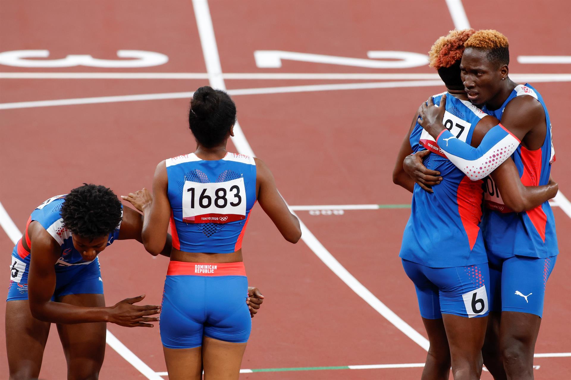 Atletas del equipo de República Dominicana consiguen la medalla de plata en la prueba de relevos mixtos 4x400m de atletismo durante los Juegos Olímpicos 2020, este sábado en el Estadio Olímpico de Tokio (Japón). EFE/ Alberto Estévez