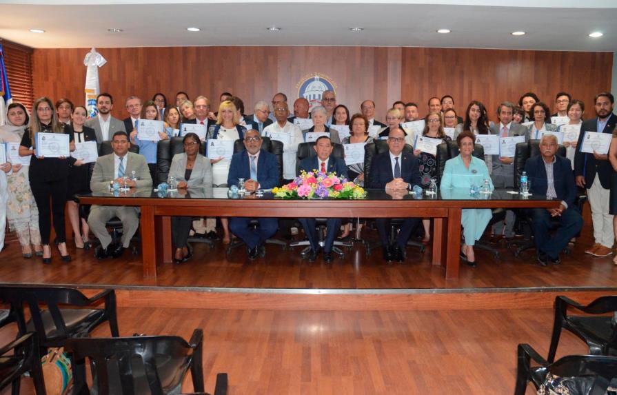Interior y Policía juramenta a 41 extranjeros como ciudadanos dominicanos