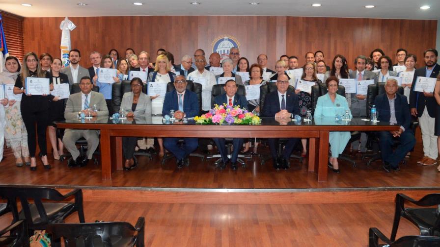 Interior y Policía juramenta a 41 extranjeros como ciudadanos dominicanos