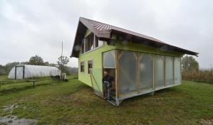 Hombre en Bosnia construye casa rotativa a pedido de esposa