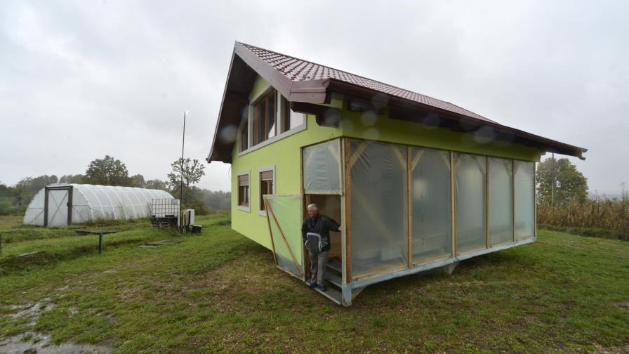 Hombre en Bosnia construye casa rotativa a pedido de esposa Hombre en Bosnia construye casa rotativa a pedido de esposa