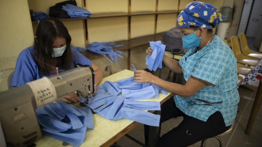 Venezolanos enfrentan coronavirus con improvisados tapabocas