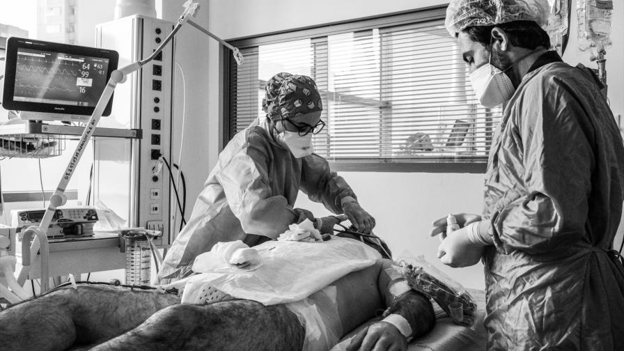 Estudio mundial confirma hombres tienen más probabilidad de sufrir gravedad y de morir por COVID-19 