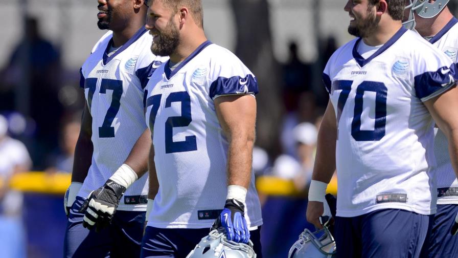 Cowboys construyen su línea gastando, los Patriots no tanto